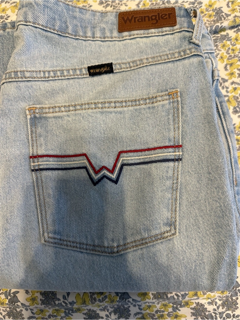 Wrangler Women's Light Blue Straight Leg Jeans with Tricolor Pocket Stitching